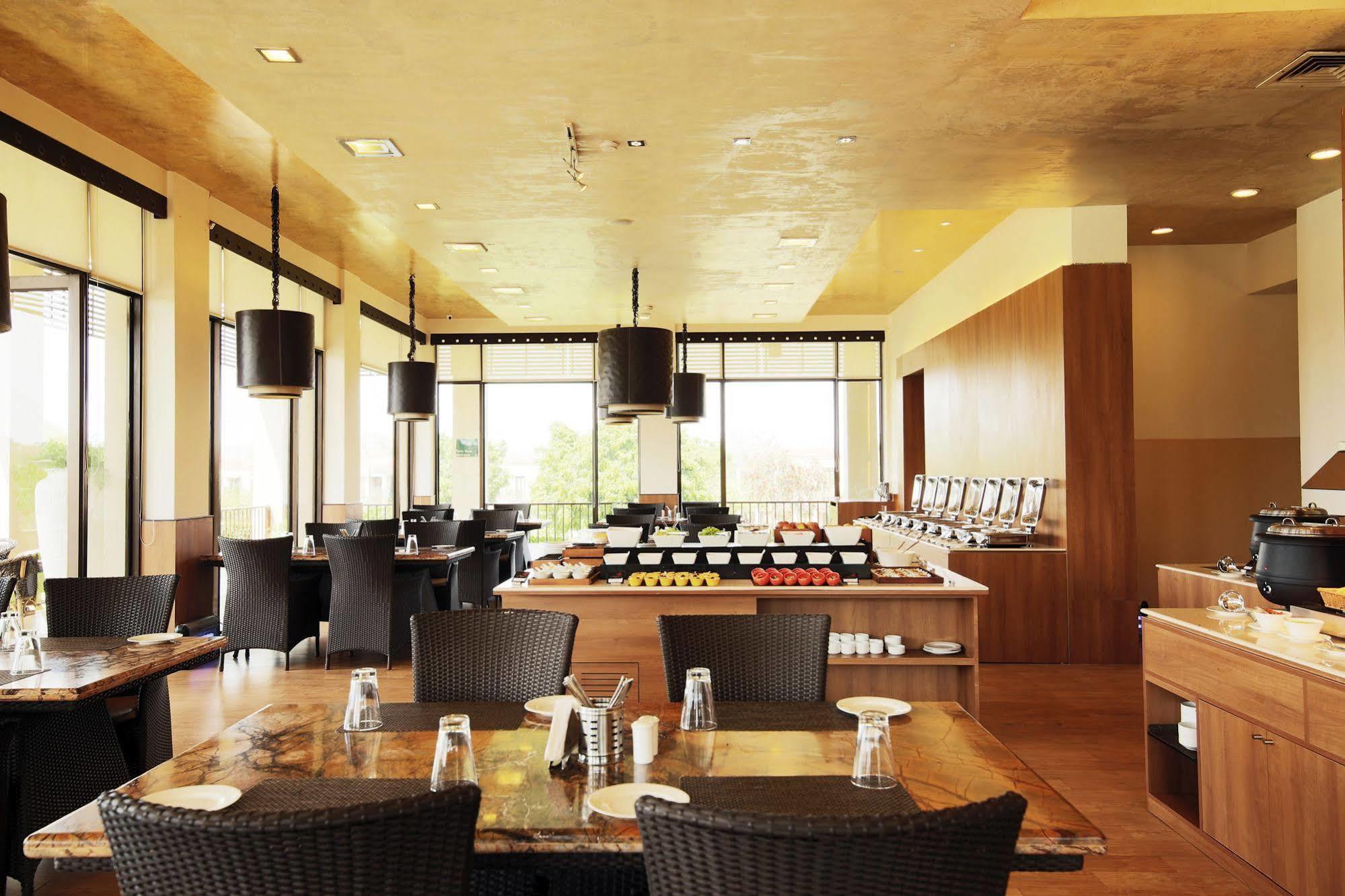 Lemon Tree Hotel, Tarudhan Valley, Manesar Gurgaon Exterior foto