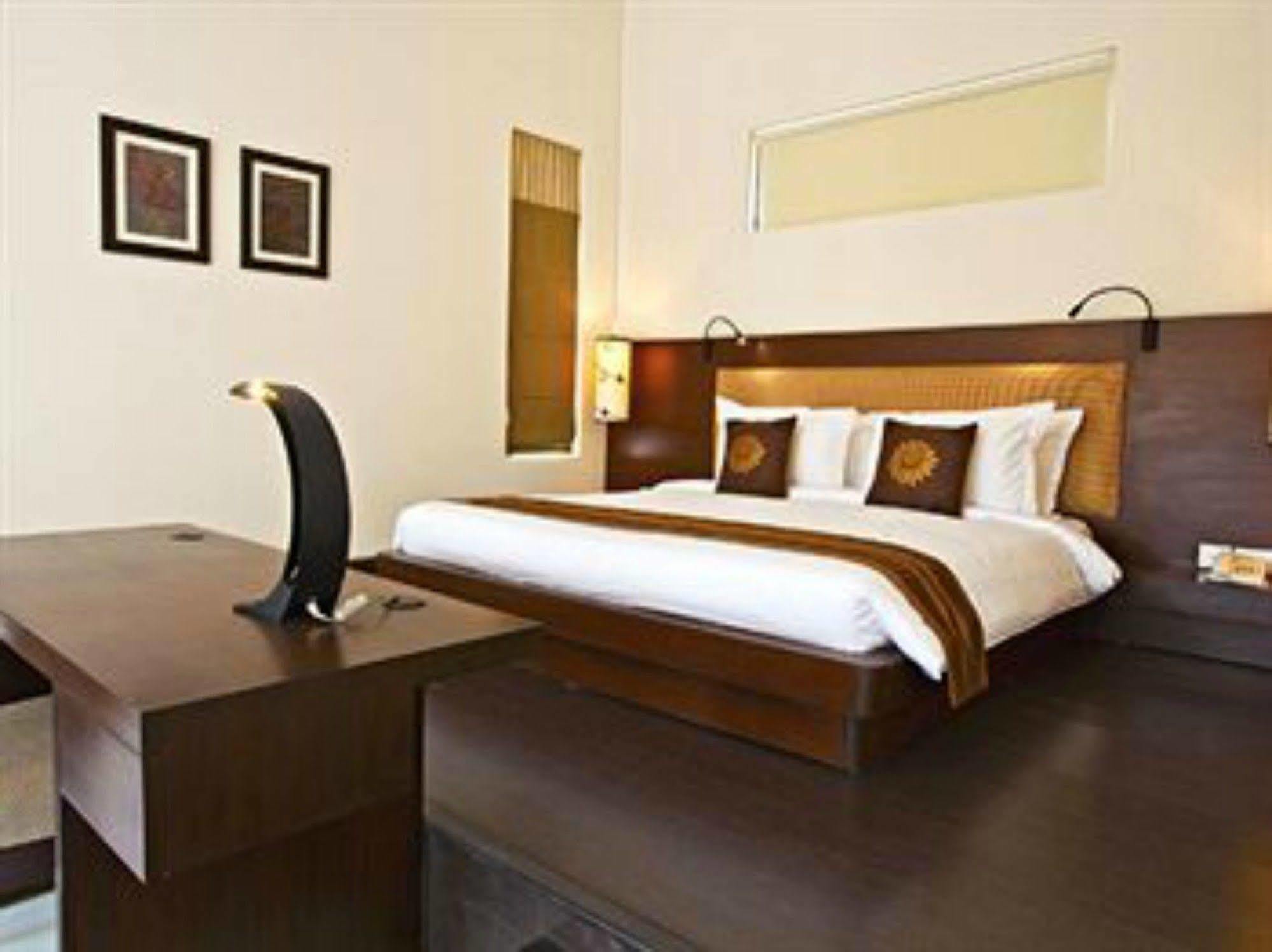 Lemon Tree Hotel, Tarudhan Valley, Manesar Gurgaon Exterior foto