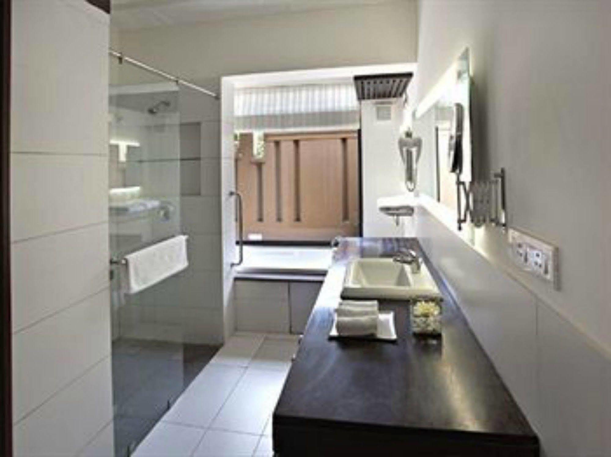 Lemon Tree Hotel, Tarudhan Valley, Manesar Gurgaon Exterior foto