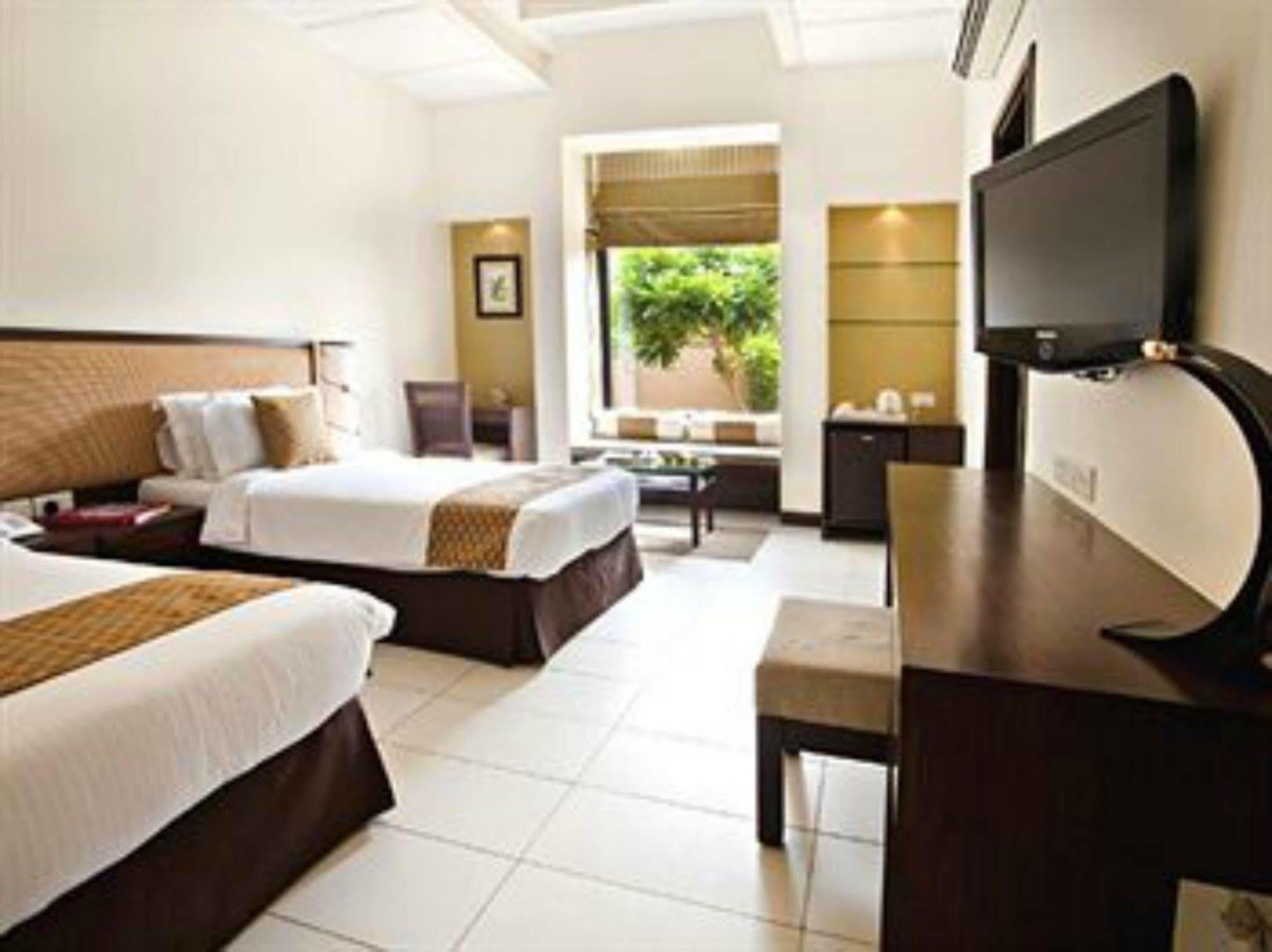 Lemon Tree Hotel, Tarudhan Valley, Manesar Gurgaon Exterior foto