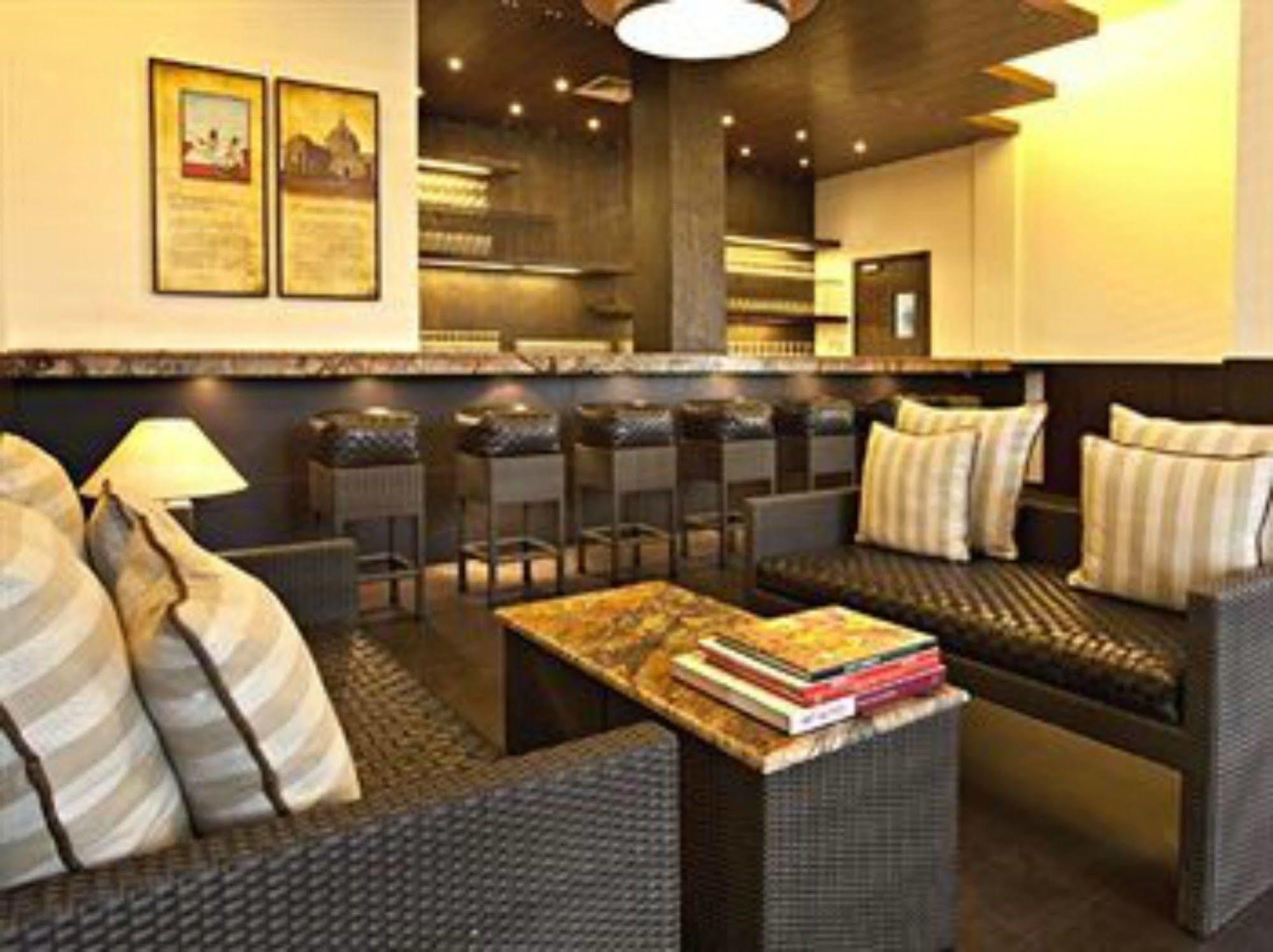 Lemon Tree Hotel, Tarudhan Valley, Manesar Gurgaon Exterior foto