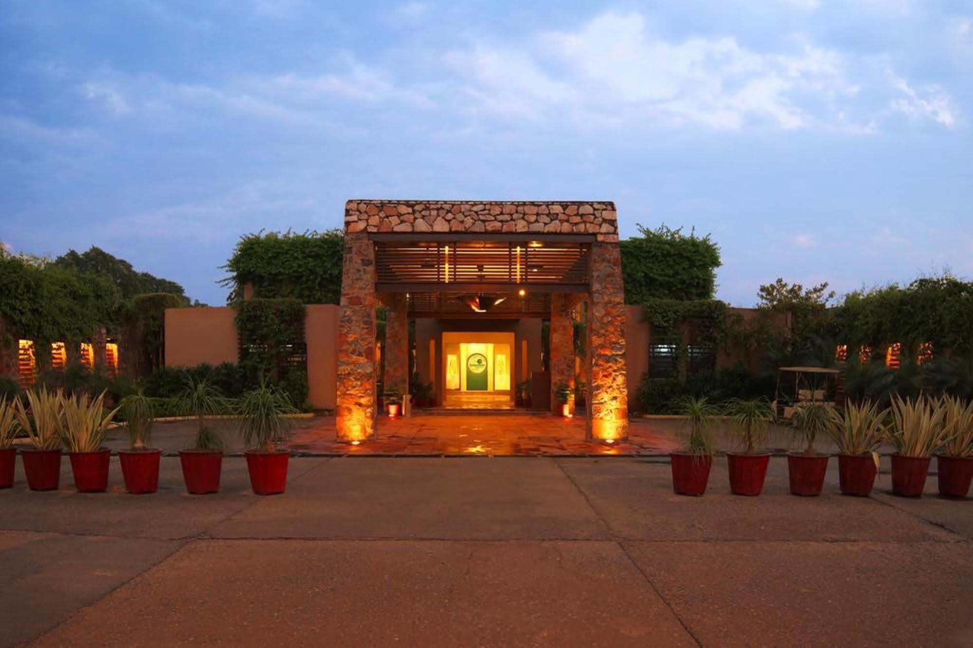 Lemon Tree Hotel, Tarudhan Valley, Manesar Gurgaon Exterior foto